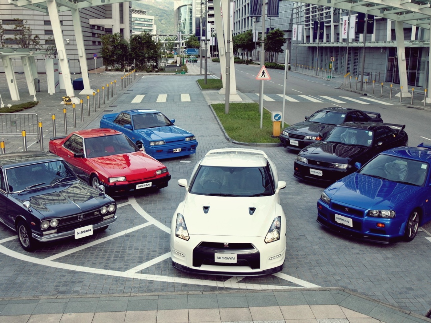 Автомобили Ниссан разных поколений
