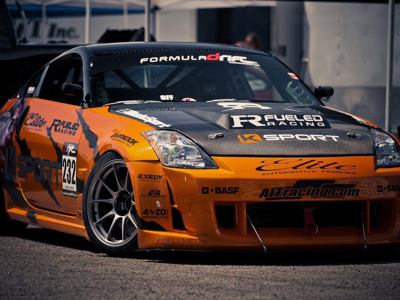 Гоночный Nissan 350Z оранжевого цвета