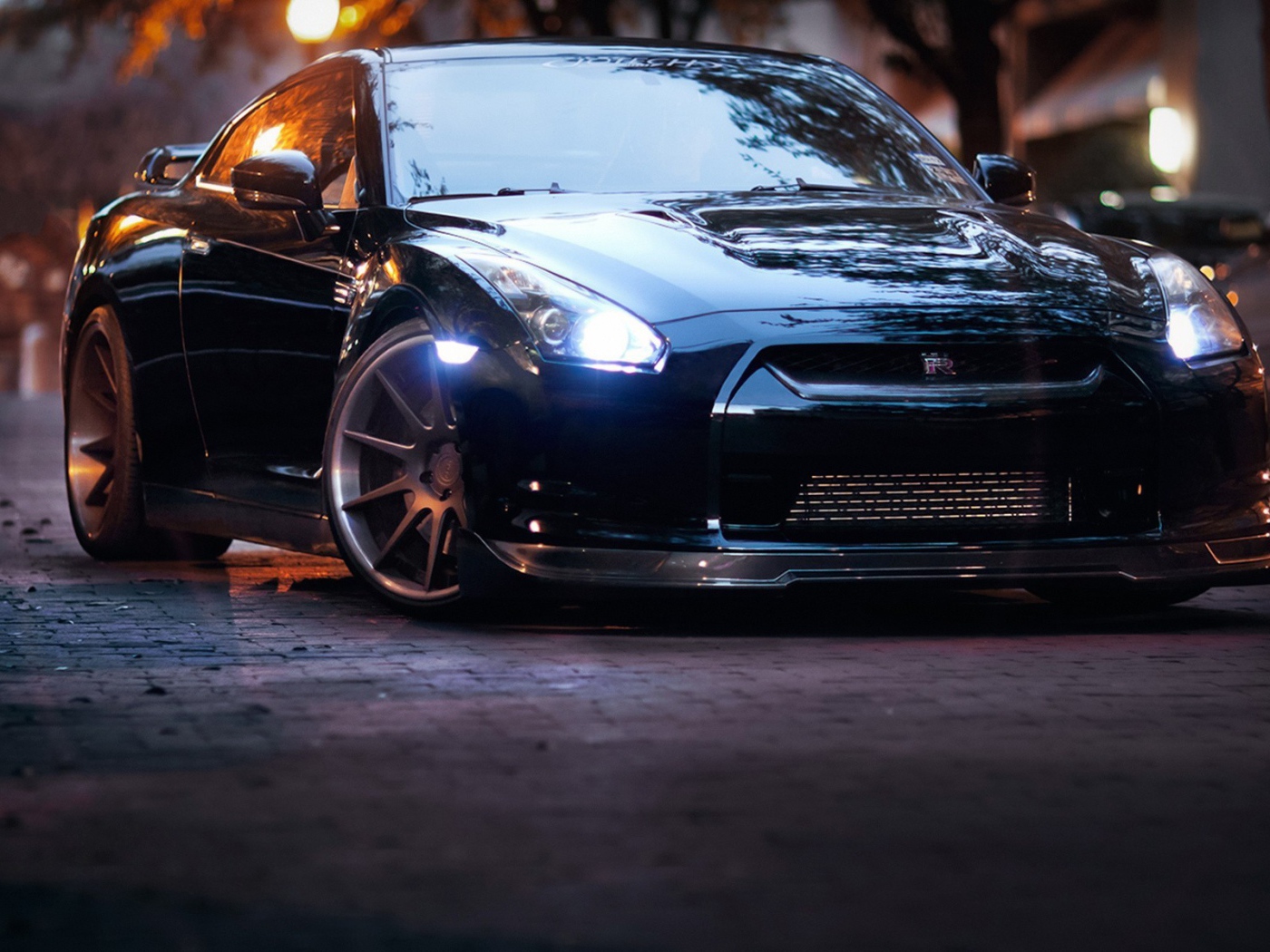 Стильный черный Nissan GT-R