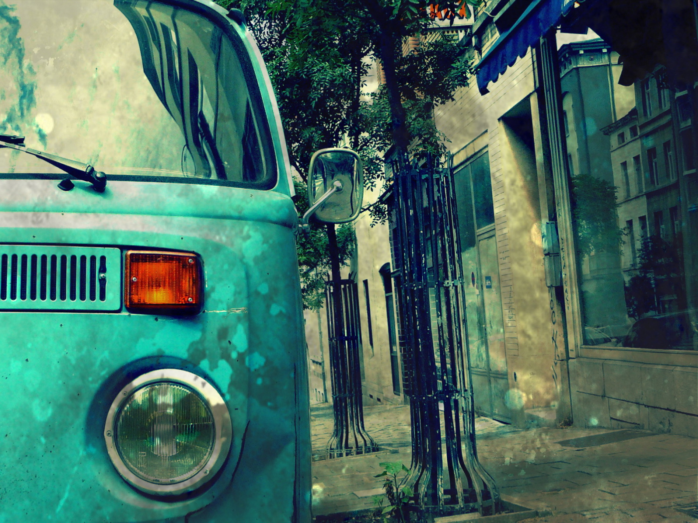 Ретро автомобиль на старой улице