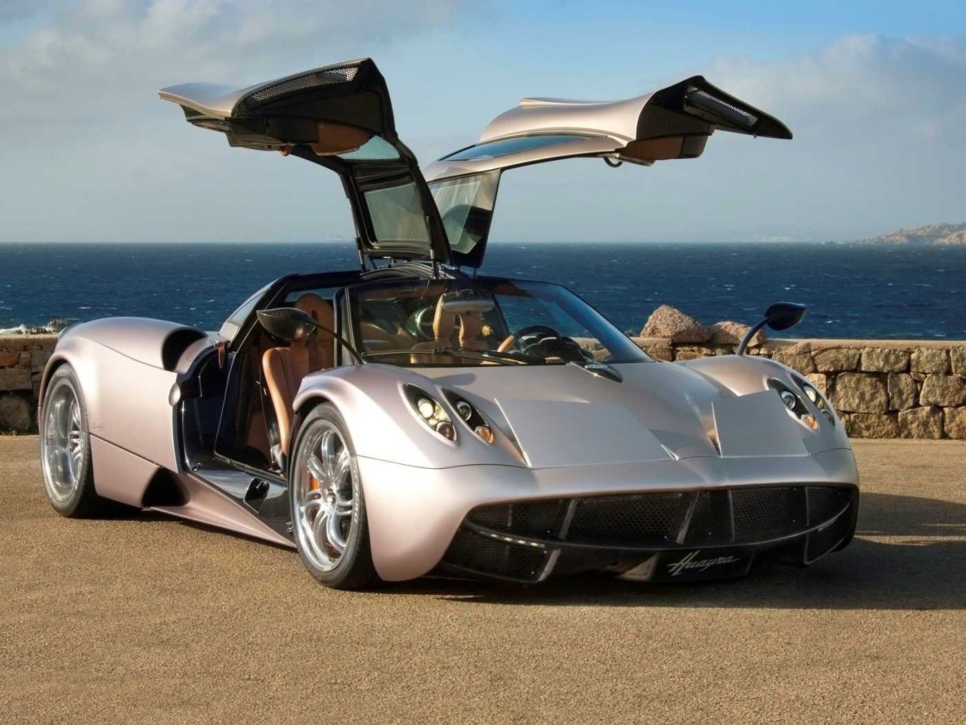 Авто Pagani на берегу моря