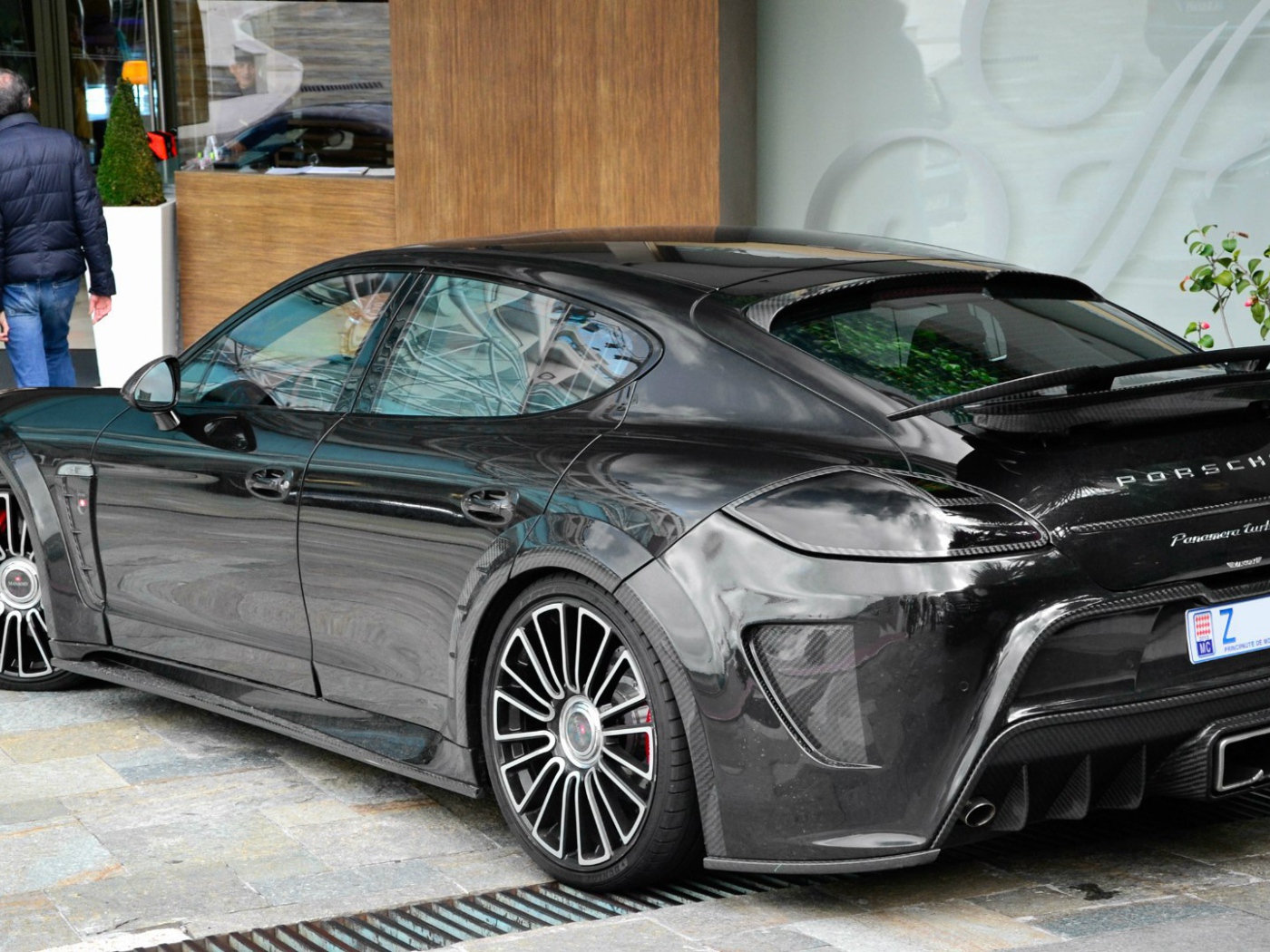 Черный Porsche Mansory Panamera C ONE