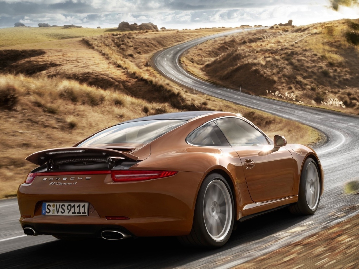 Коричневый Порше на шоссе за городом