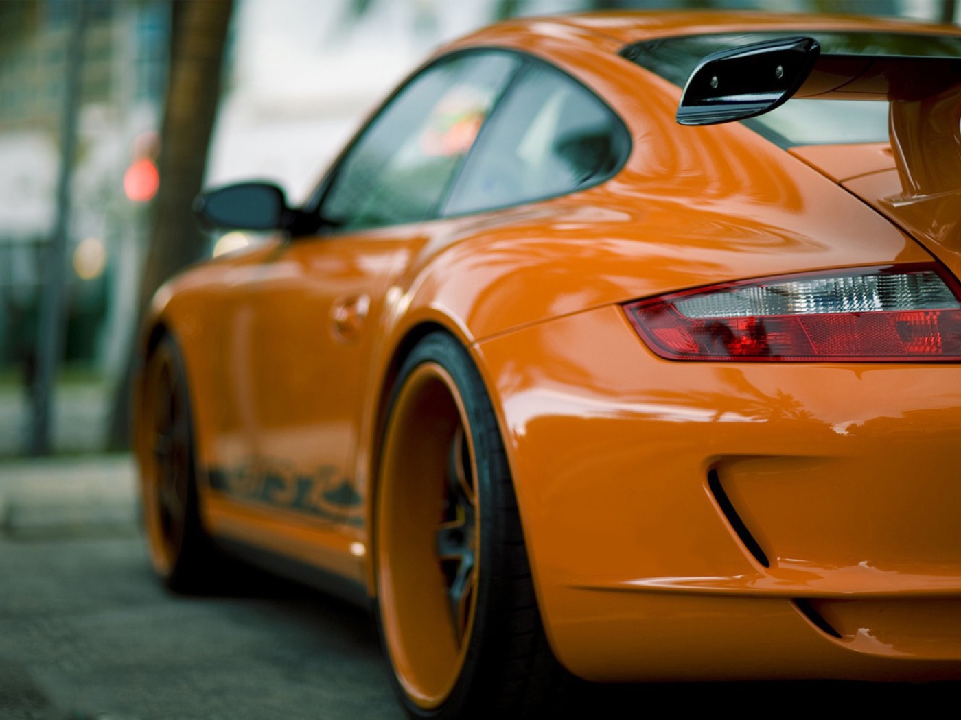 Оранжевый Порш, вид сзади