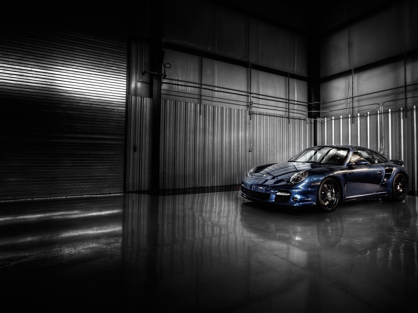 Порше 911 Турбо в железном ангаре