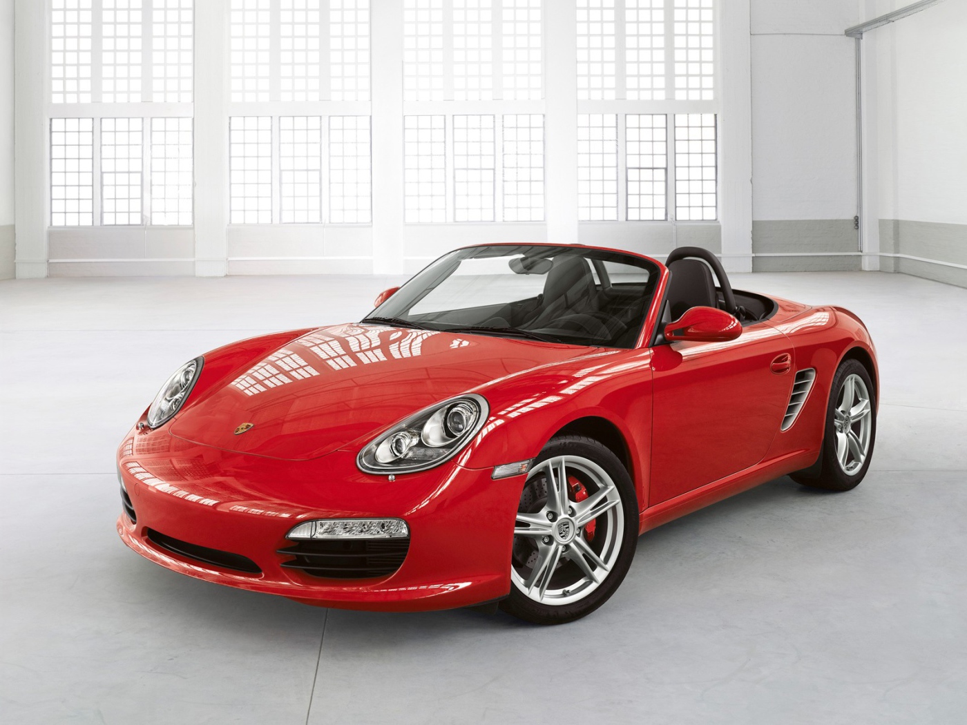 Красный Порше в белой комнате