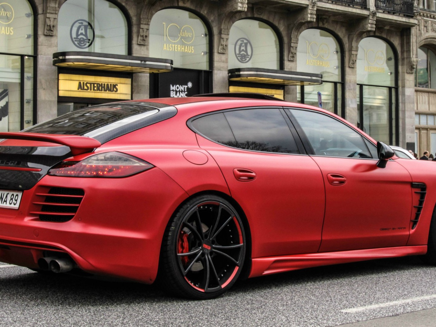 Красный автомобиль Porsche Panamera