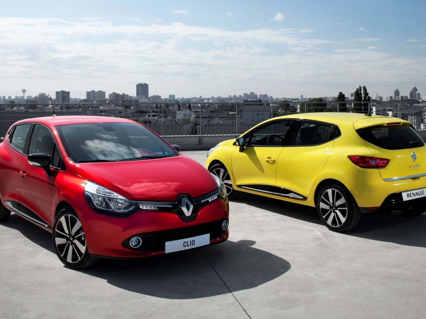 Красный и желтый Renault Clio 4