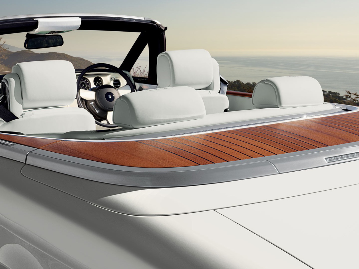 Белый салон кабриолета Rolls-Royce Phantom