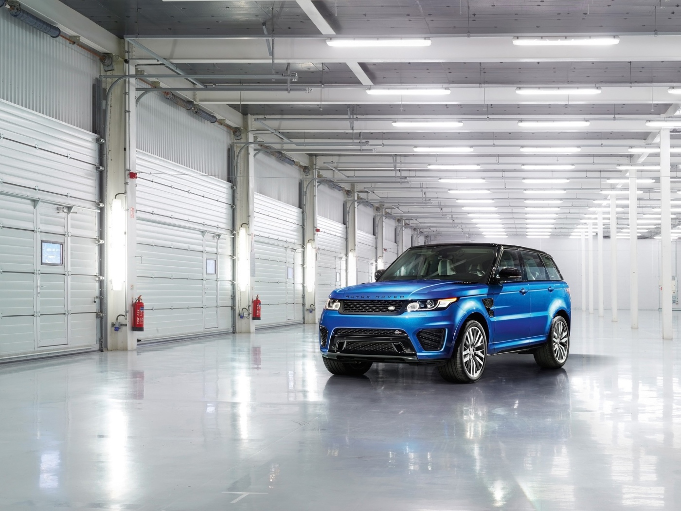 Голубой Range Rover в гараже