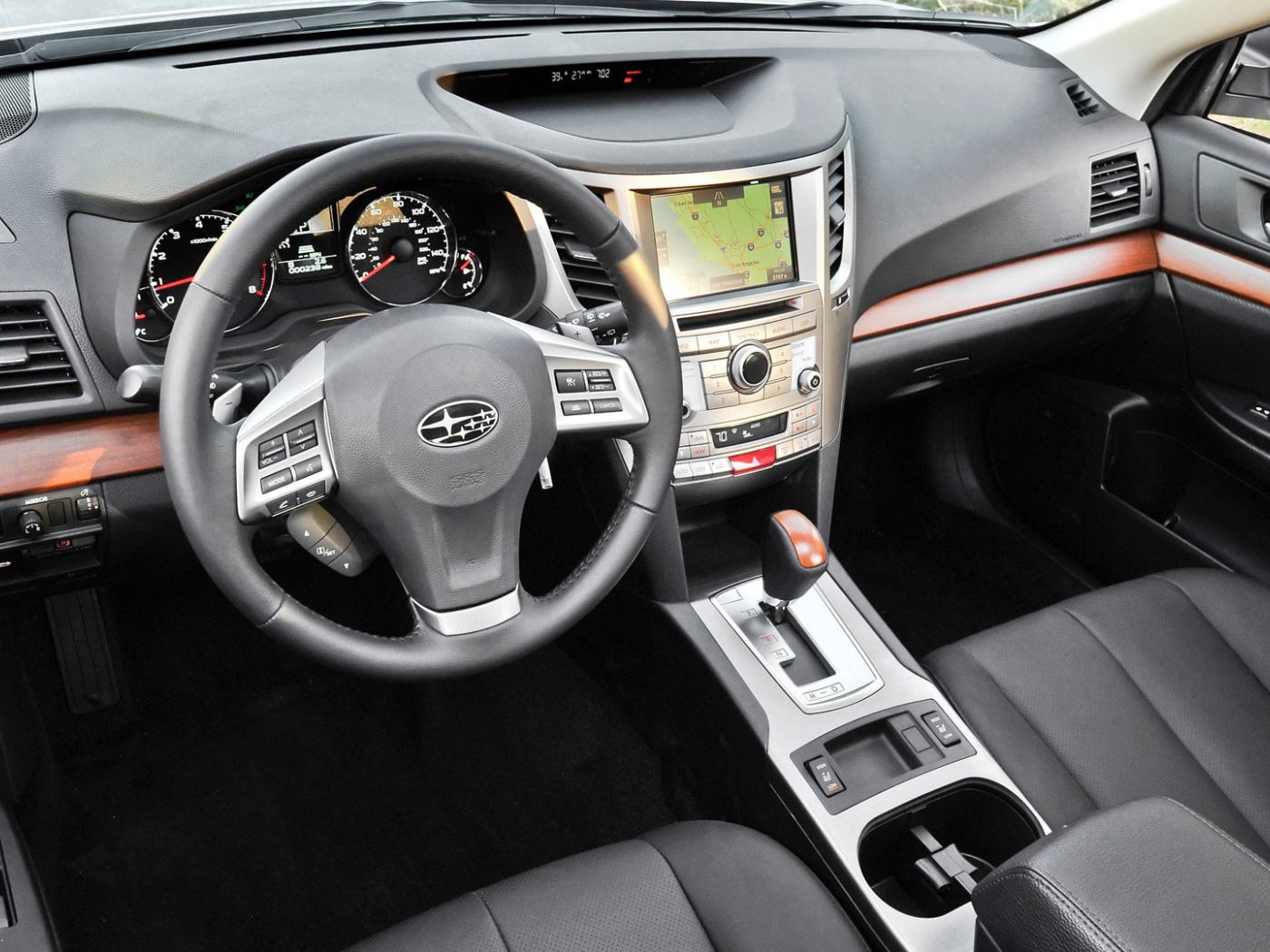 Черный салон авто Subaru Outback