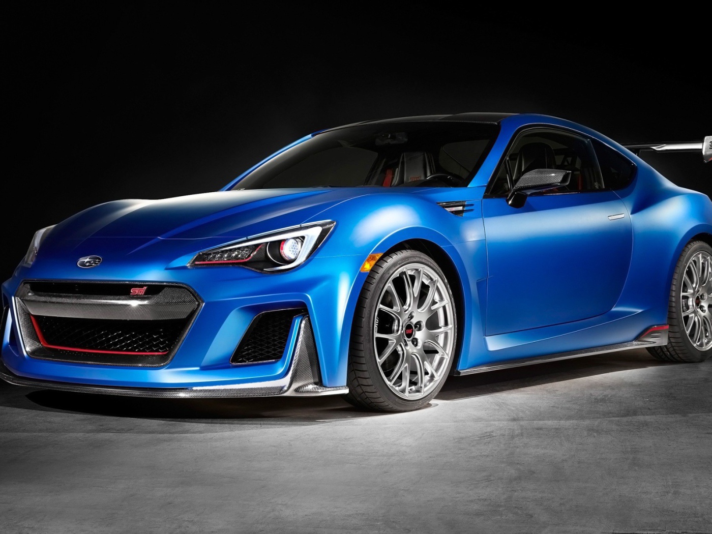 Голубой автомобиль Subaru STI Performance