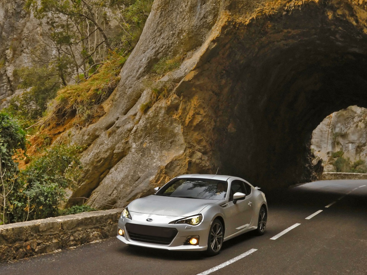 Автомобиль Subaru BRZ у тоннеля