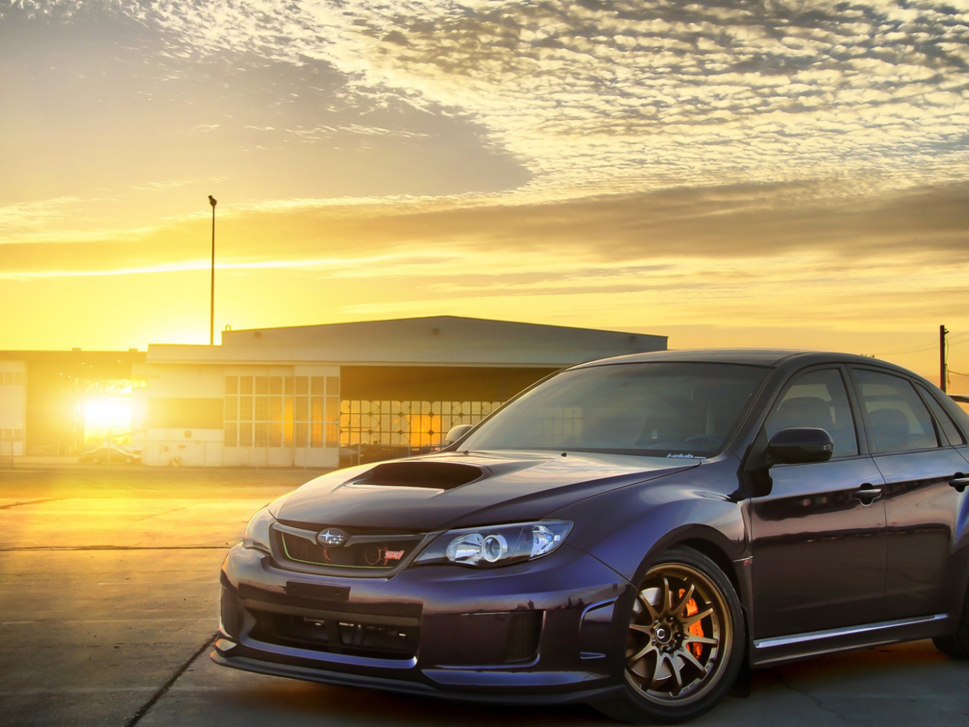 Автомобиль Subaru Impreza на восходе солнца