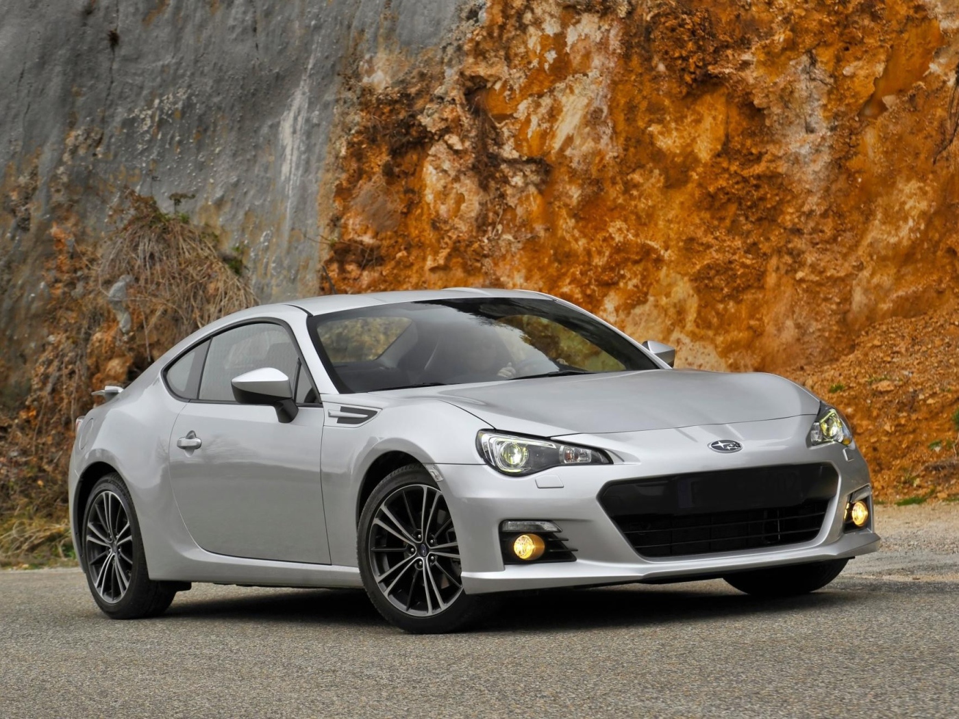 Серая Subaru BRZ у скалы