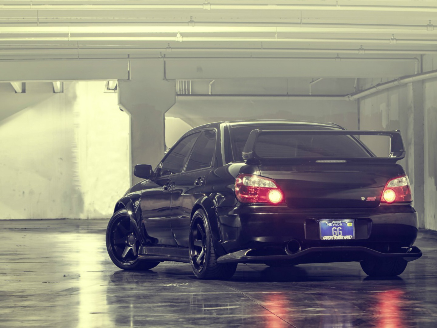 Subaru Impreza STI на стоянке