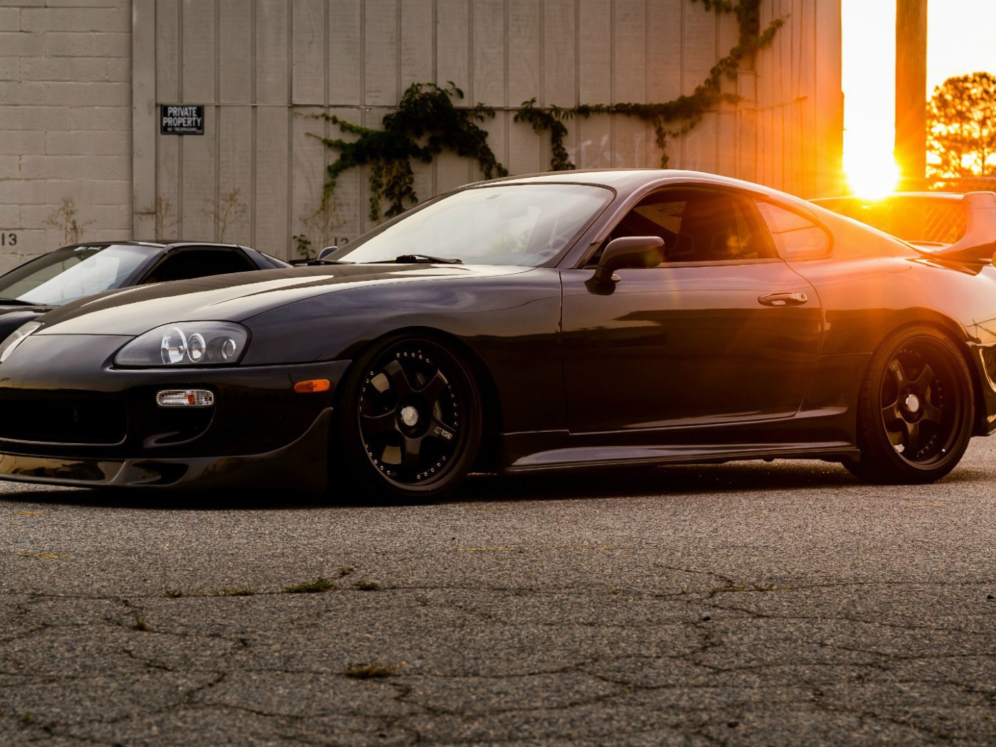 Черная Toyota Supra на фоне заката