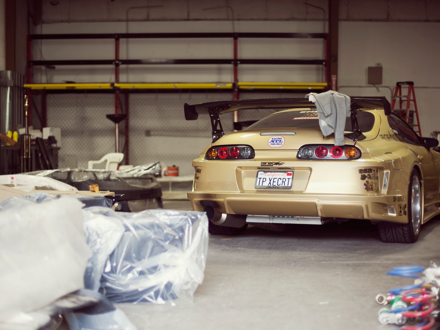 Коричневая Toyota Supra MK4 в гараже