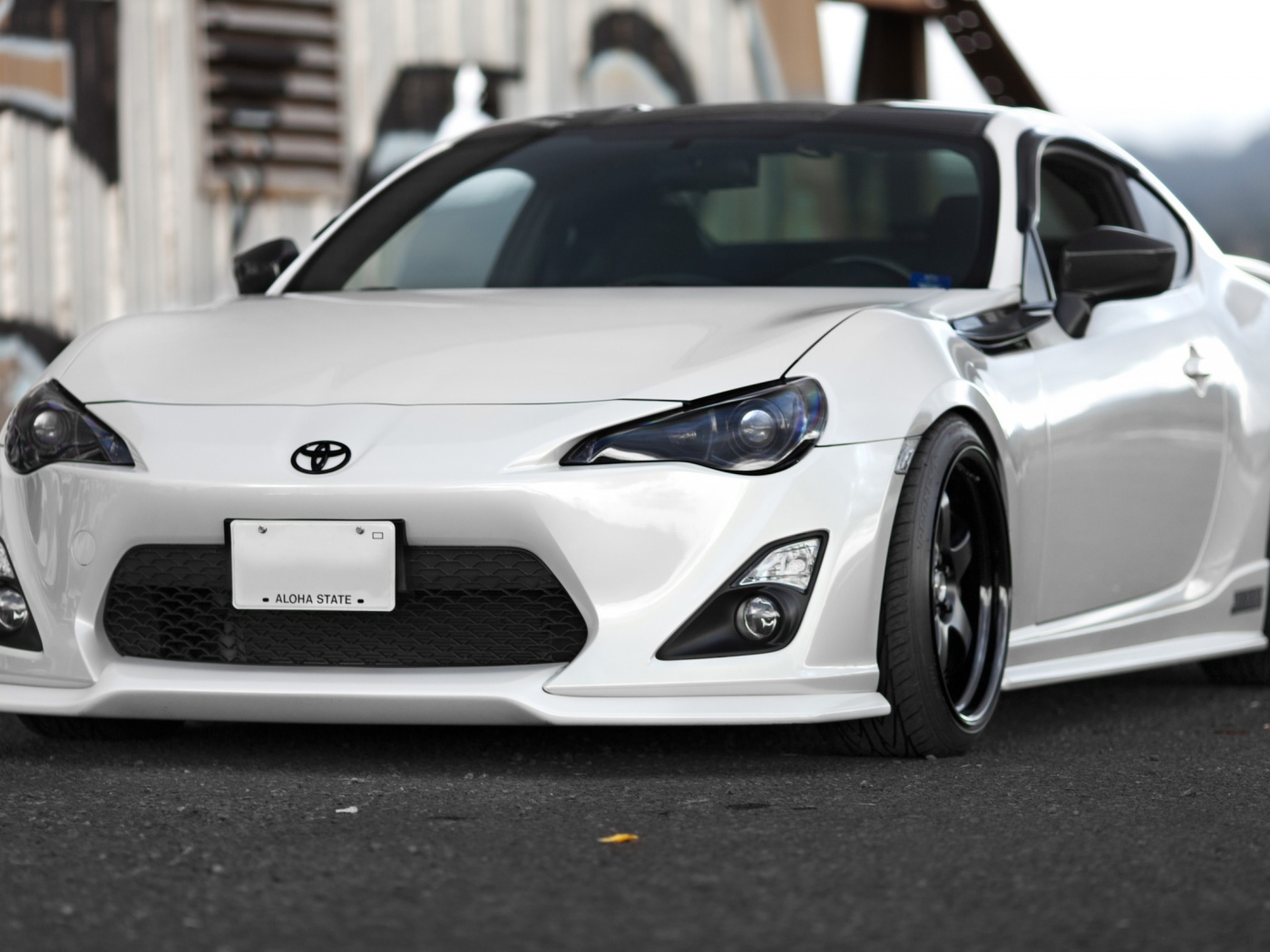 Белый спортивный Toyota GT86