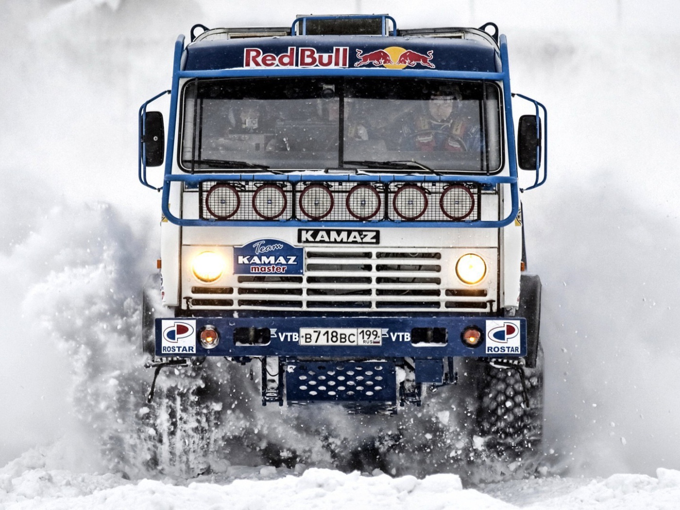 Российский Камаз мчится по снегу