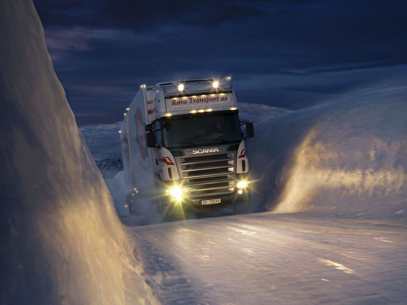 Грузовик на зимней дороге