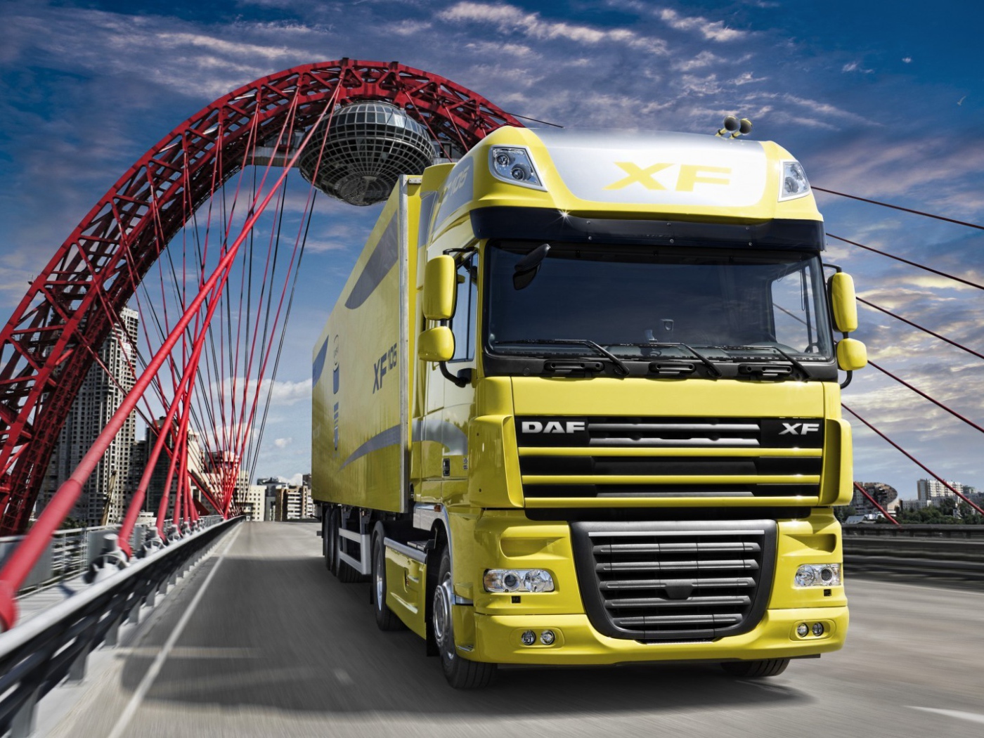 Желтый грузовик ДАФ на мосту