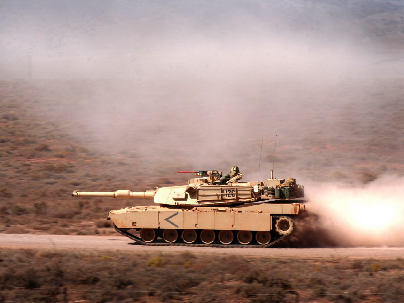 Танк абрамс на дороге