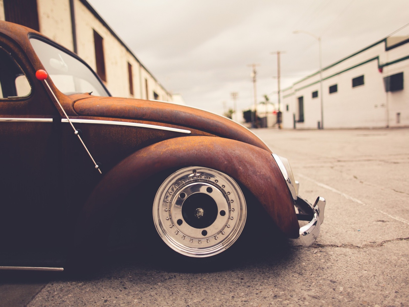 Старый ржавый Volkswagen Beetle