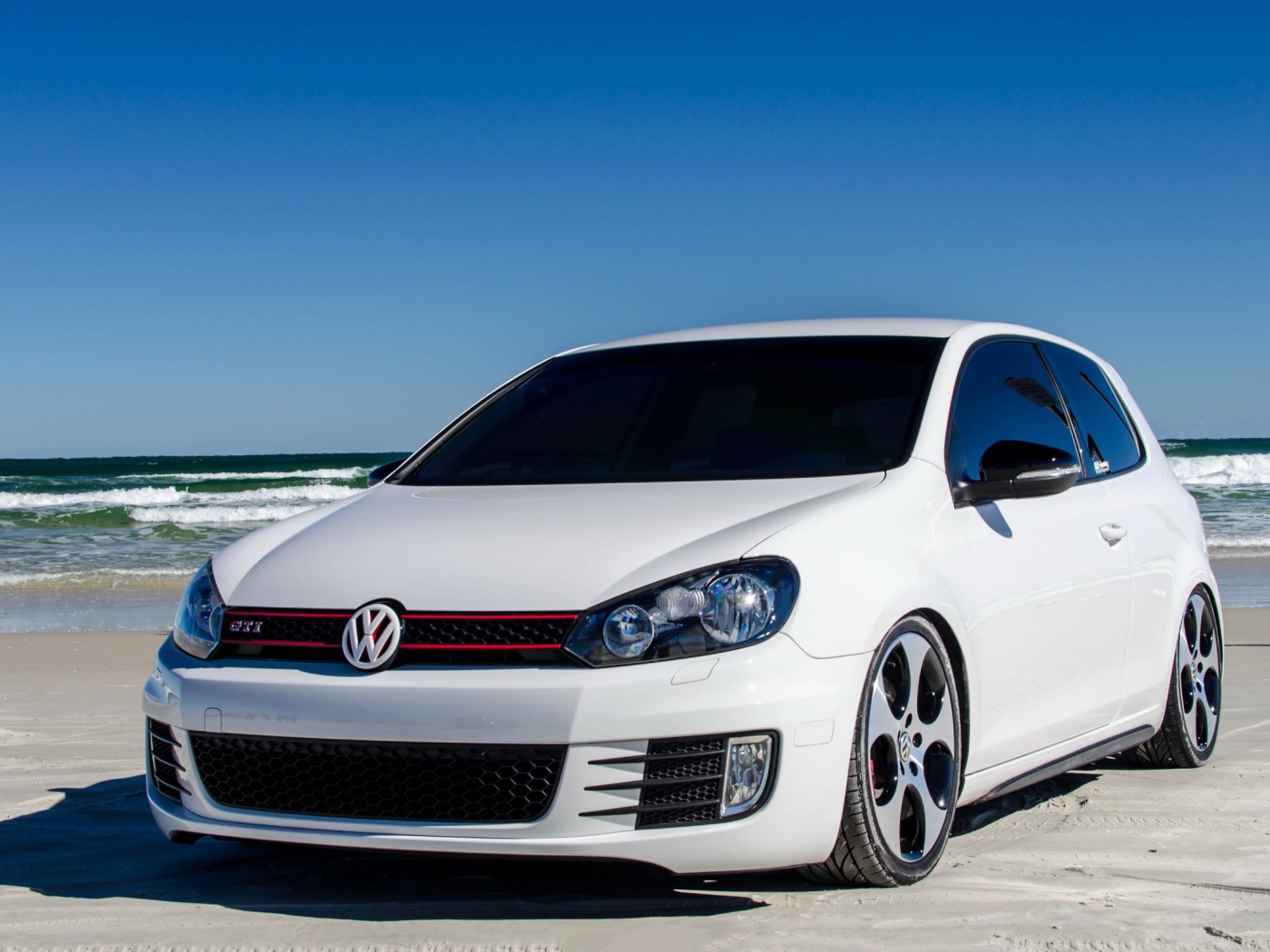 Белый Volkswagen Golf Mk6 GTI на берегу моря