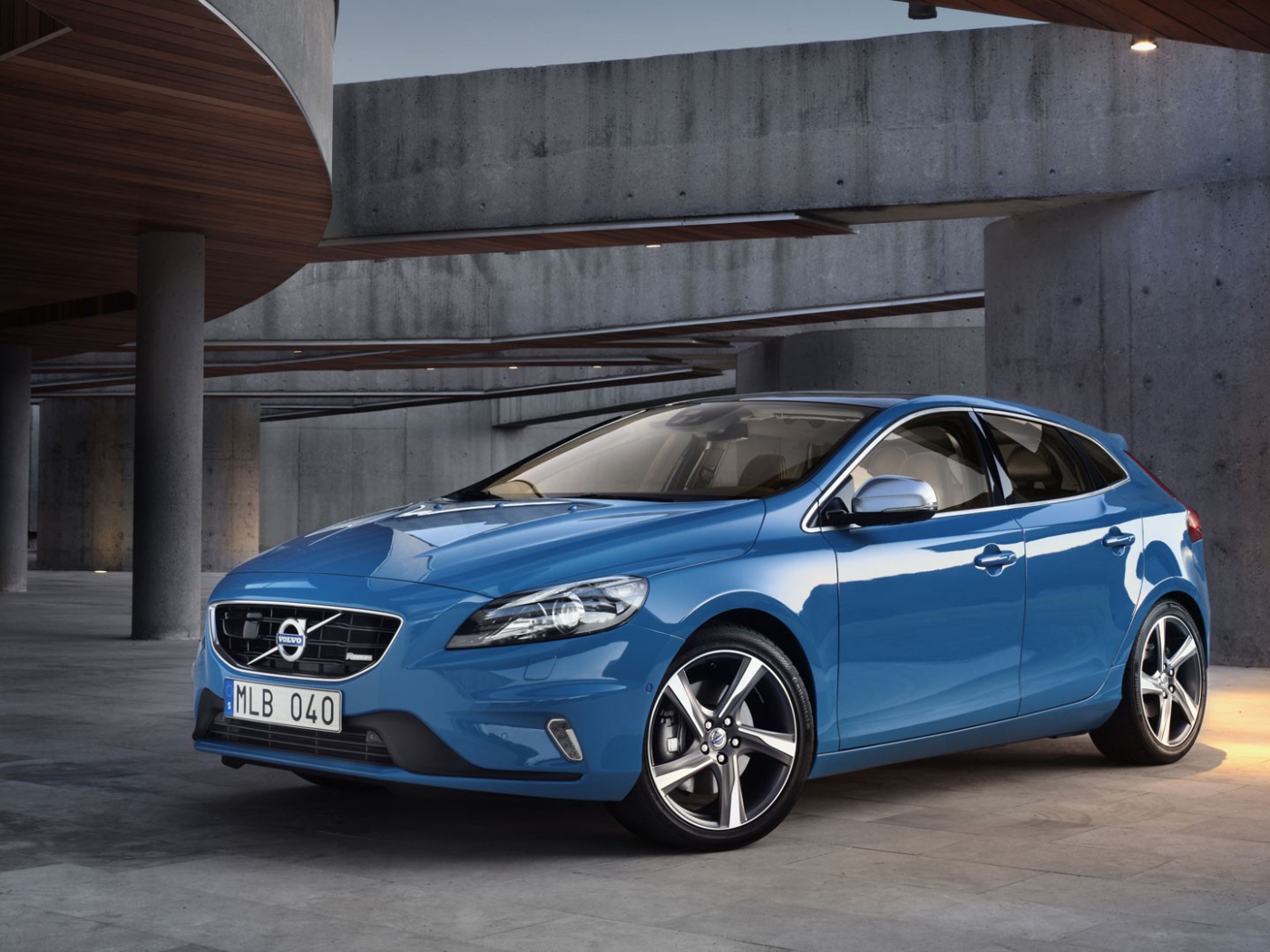 Голубой Volvo на парковке