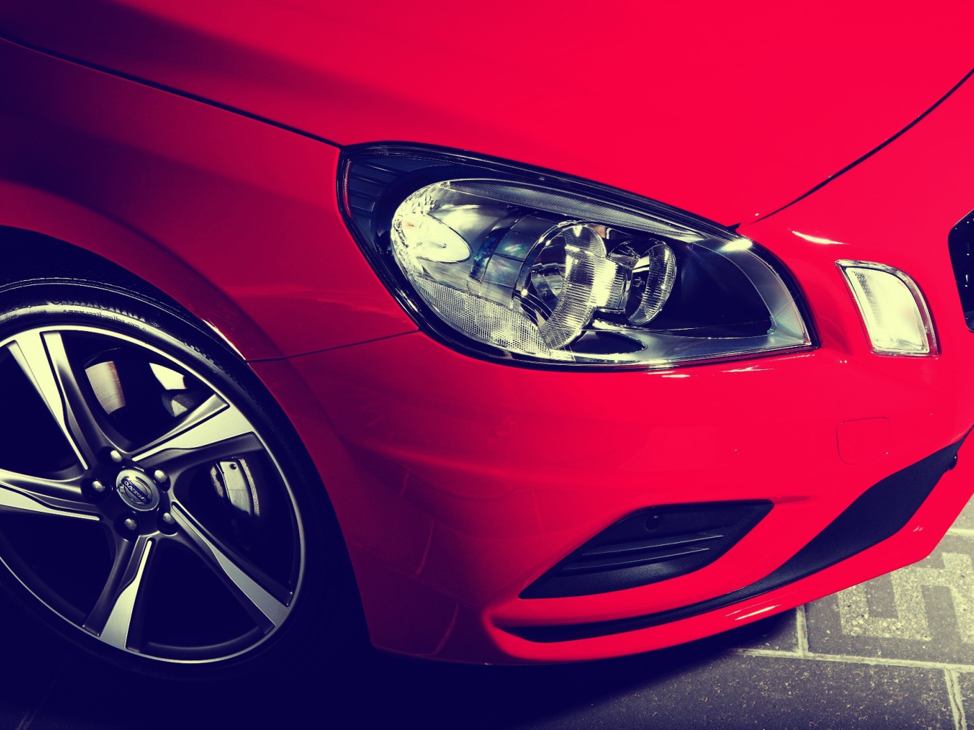 Фары красного авто Volvo