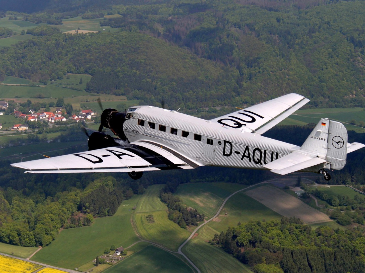 Самолет Junkers Ju 52-3m над полями
