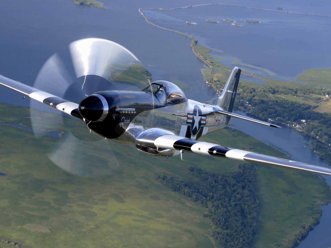 Американский самолет мустанг