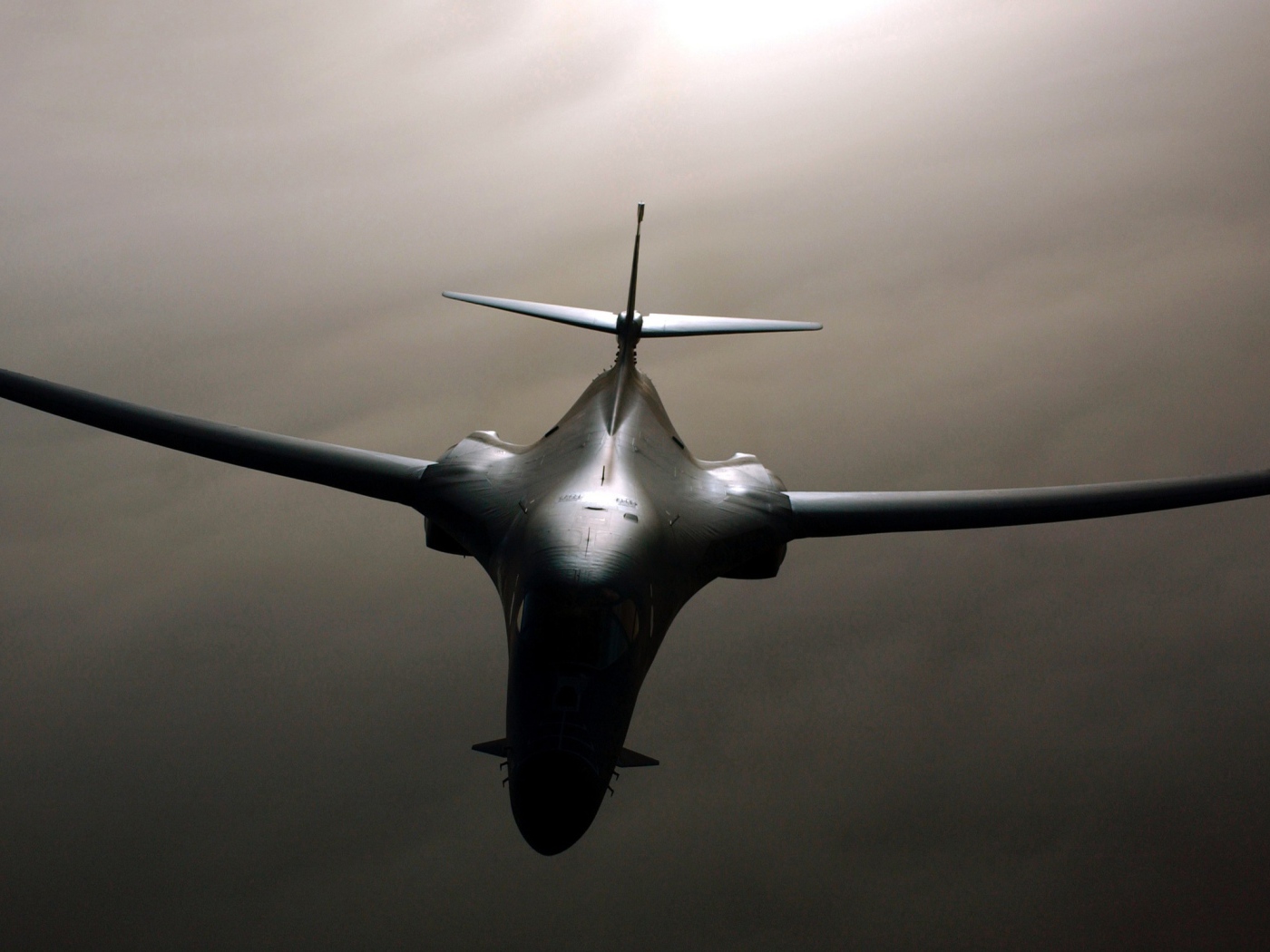 Черный военный самолет Rockwell B-1 Lancer