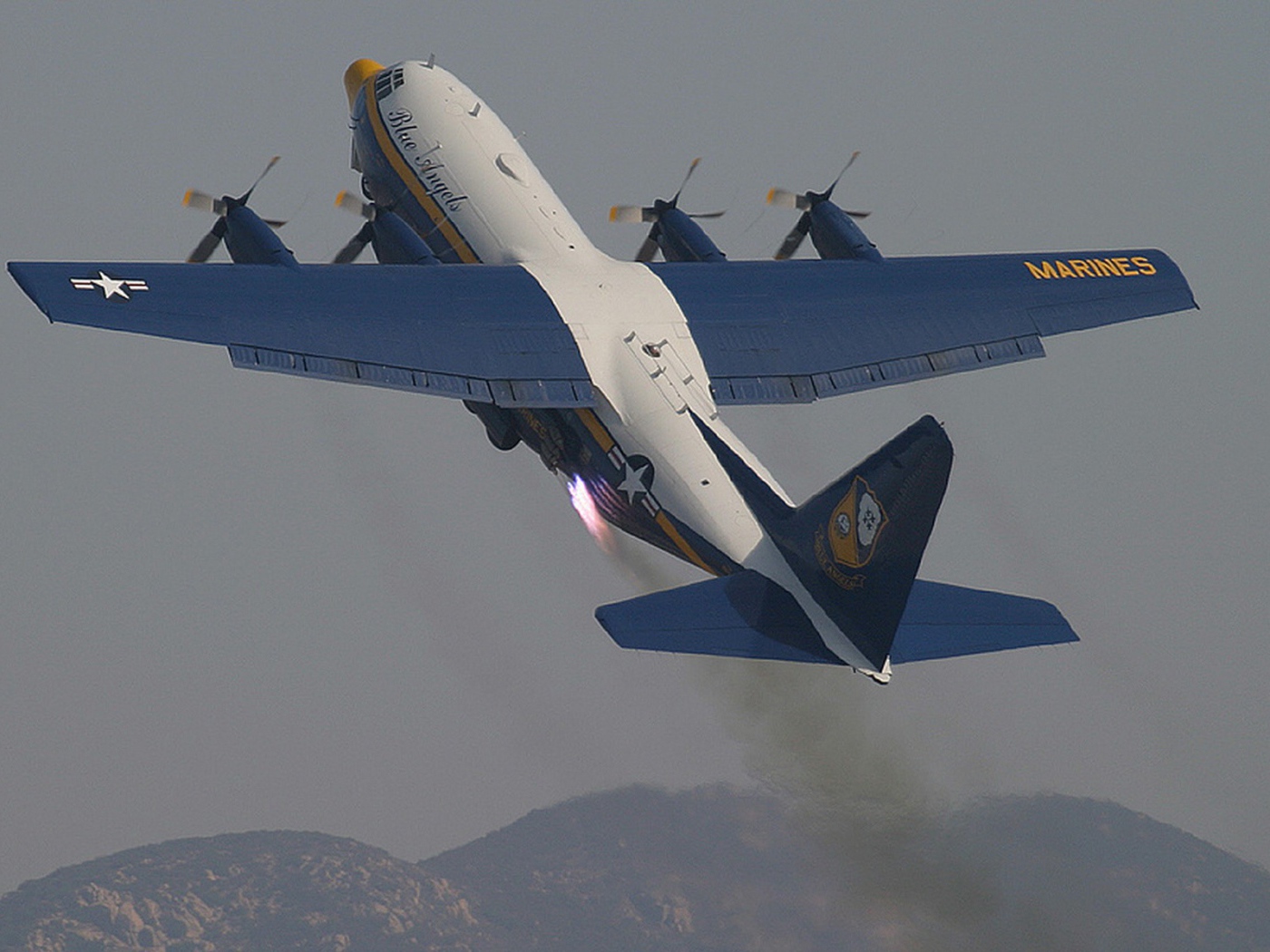 Самолет Голубой ангел выполняет маневр