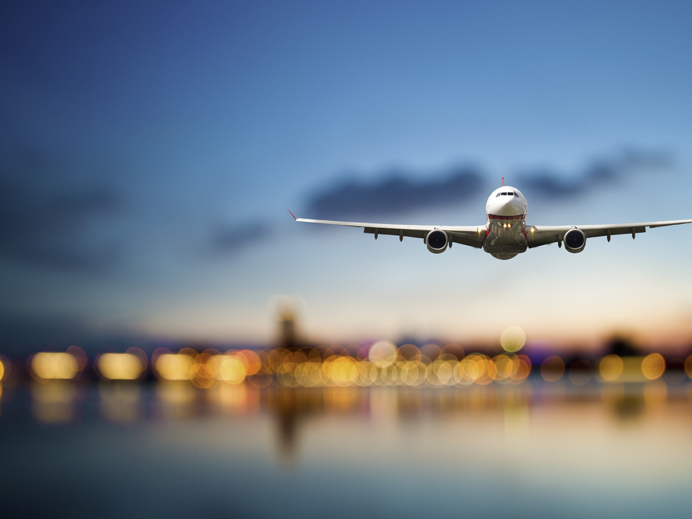 Боинг садится в аэропорту в Японии