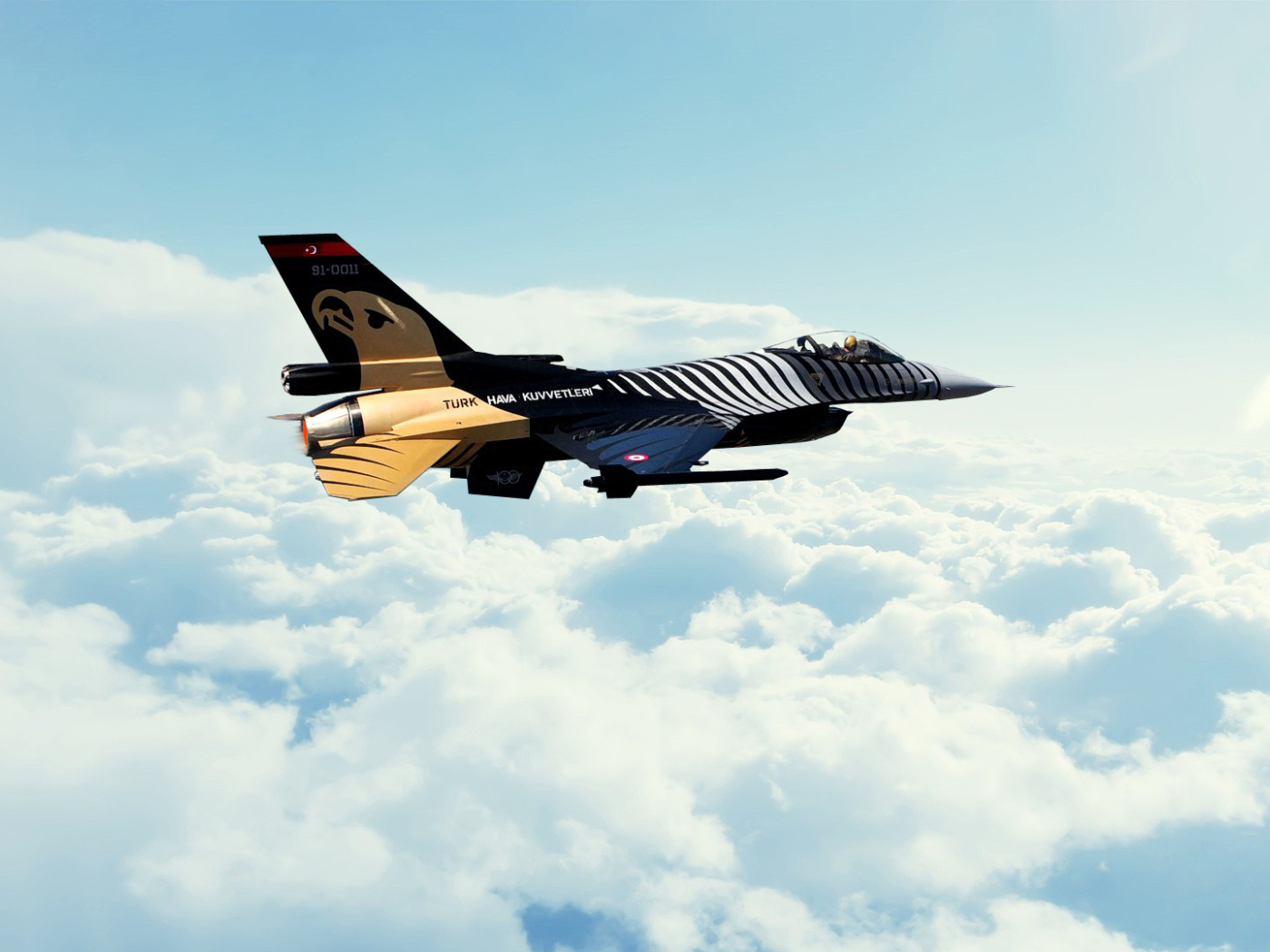 Истребитель F-16 ВВС Турции над облаками