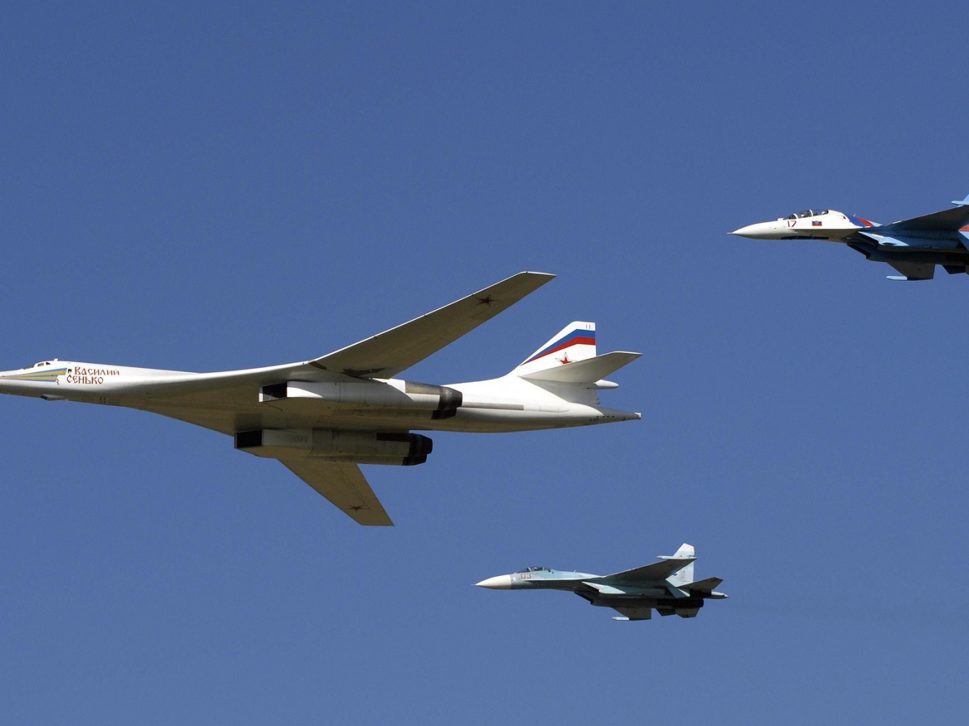 Истребители сопровождают военный самолет ТУ-160