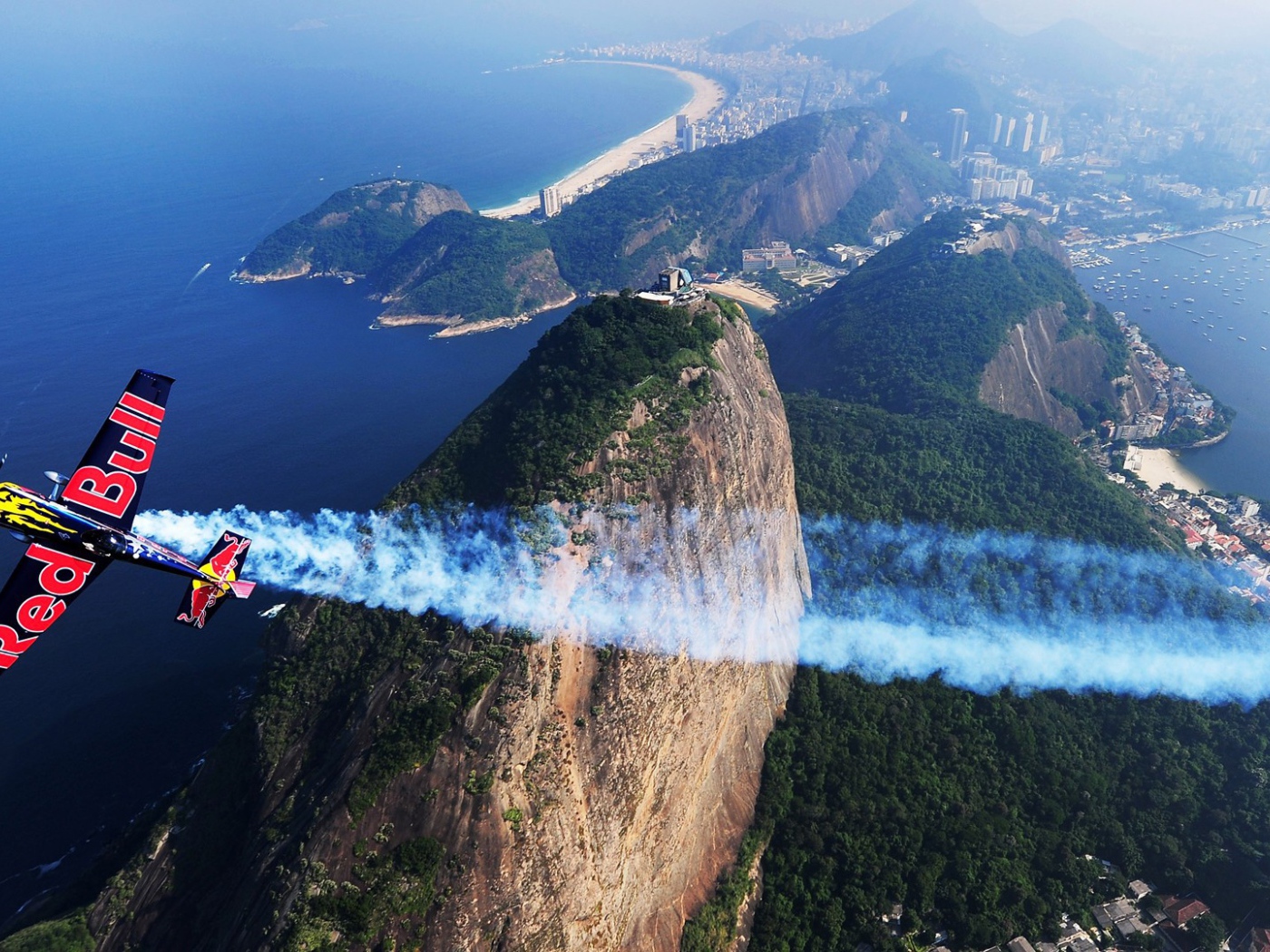 Легкий самолет пролетает над городом