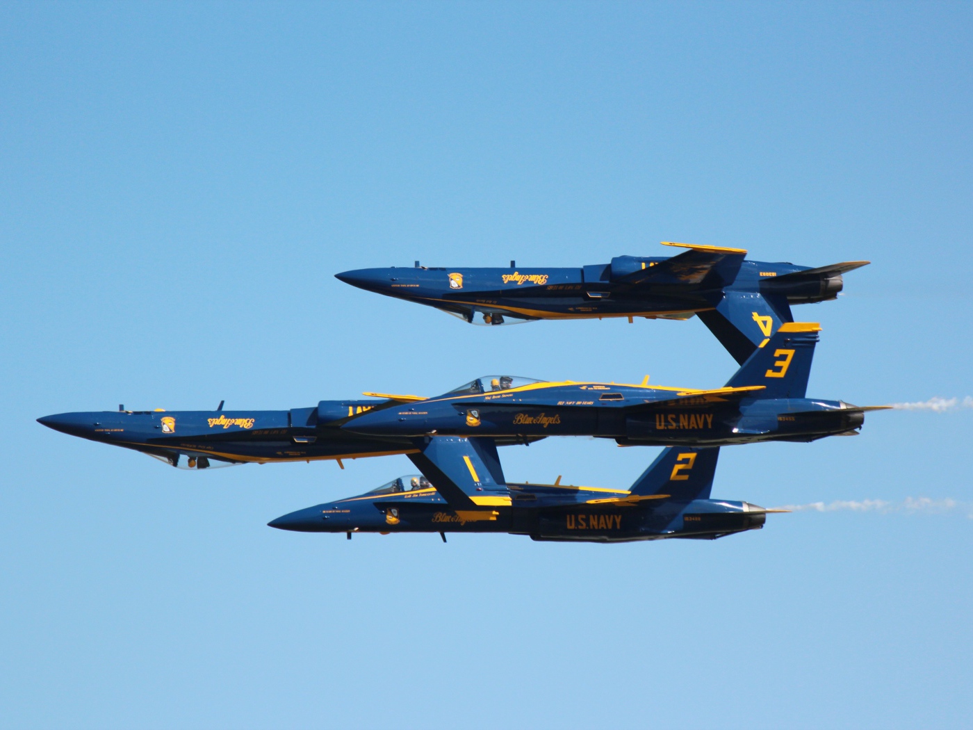 Звено самолетов F-18 Hornet выполняет трюки в небе