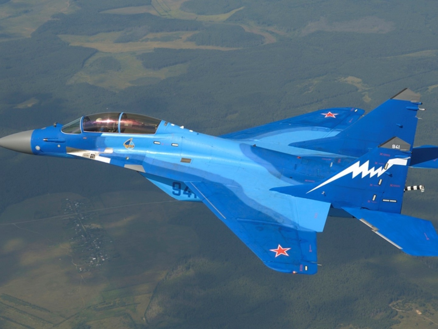 Истребитель МиГ-29К голубого цвета