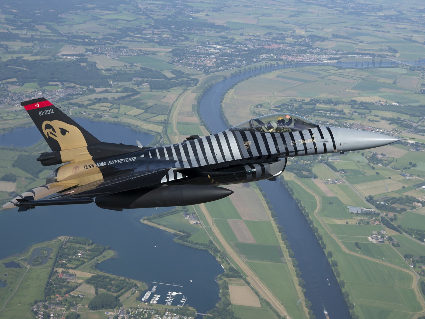 Военный самолет F-16 в небе Турции