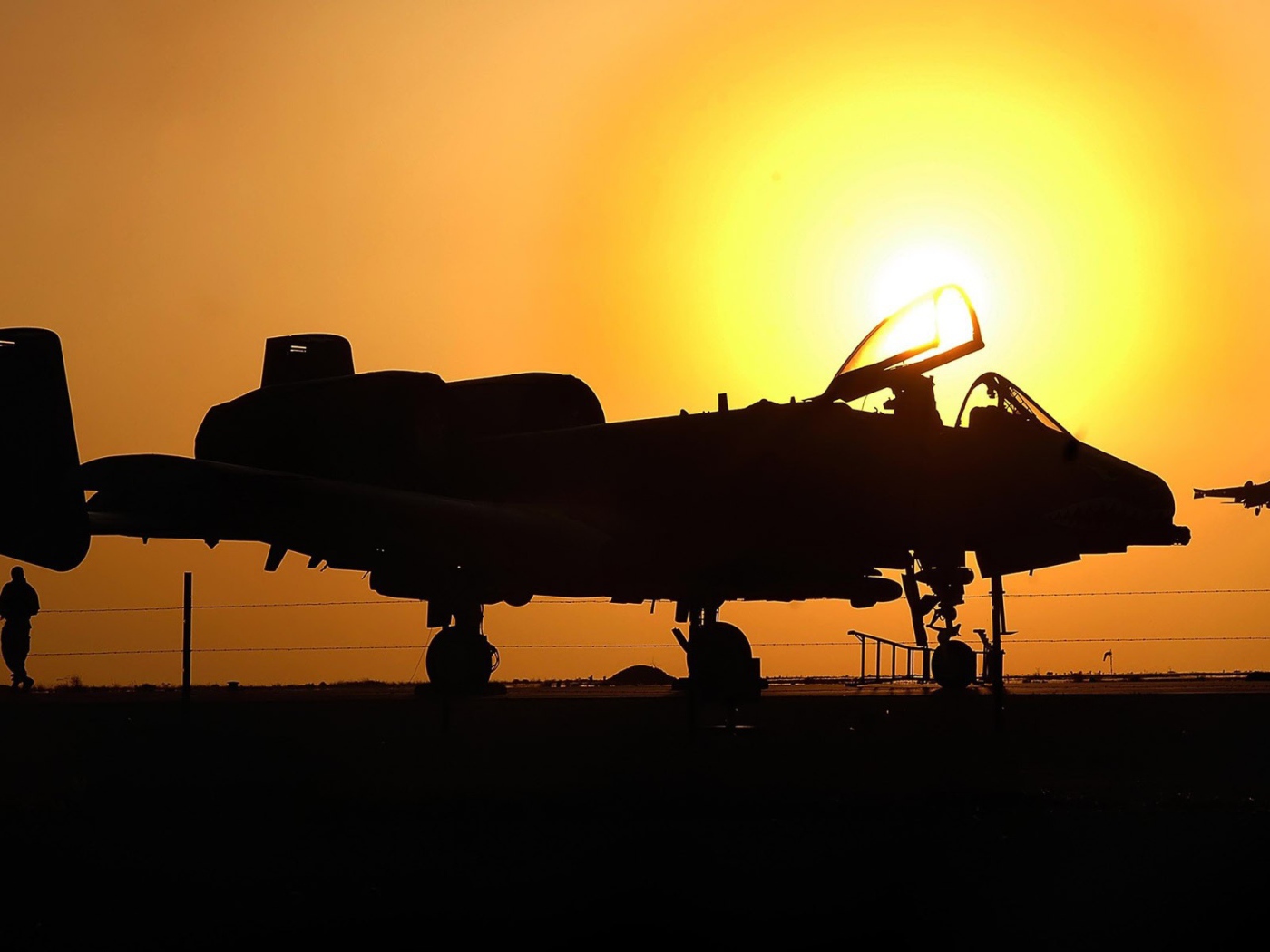 Военный самолет A-10 Thunderbolt II на фоне заката