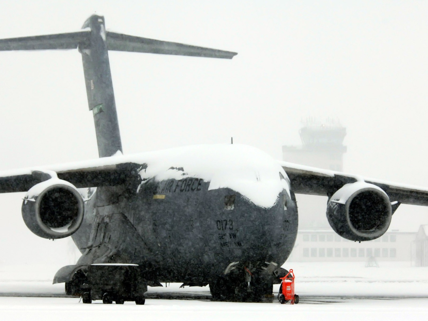 Военно транспортный самолет C-17 Globmaster замело снегом