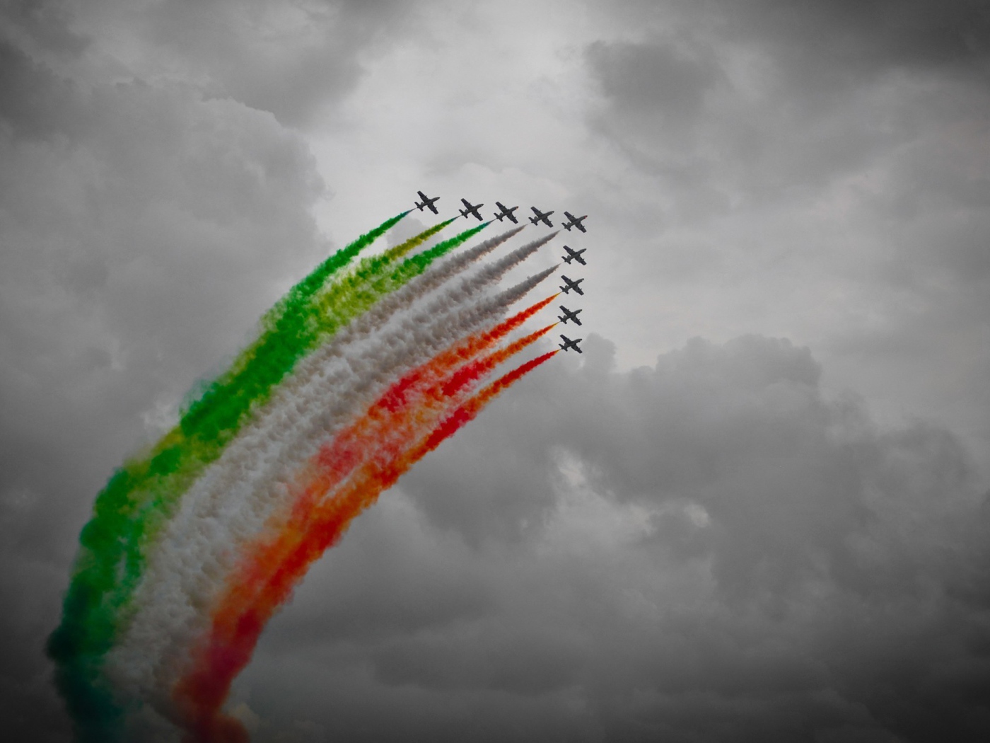 Самолеты оставляют в небе дым трех цветов