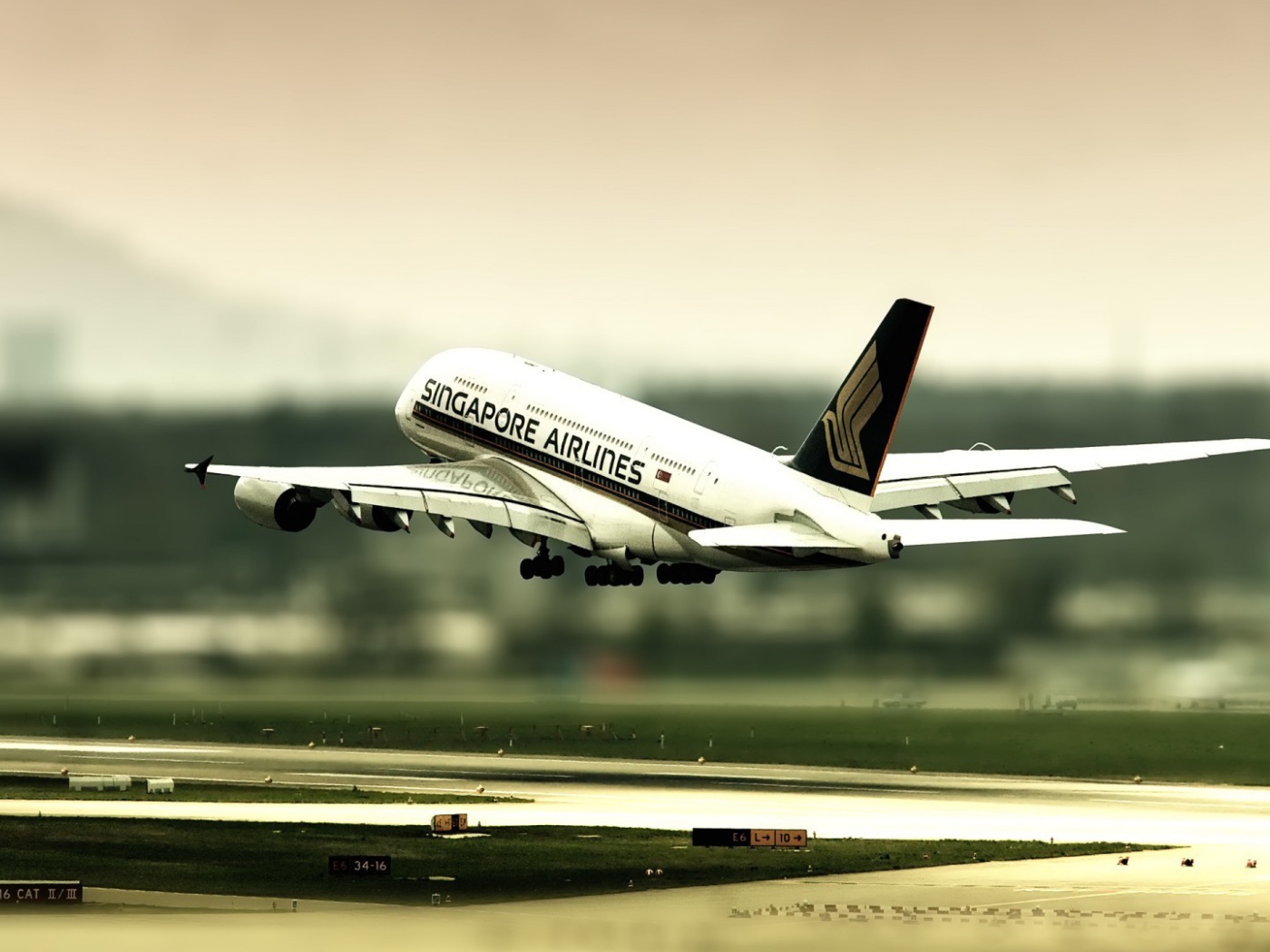 Самолет Сингапурских авиалиний отправляется в рейс