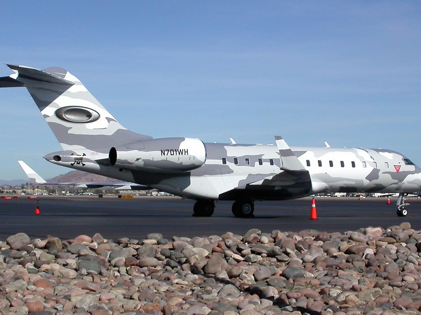 Небольшой самолет в камуфлированной окраске