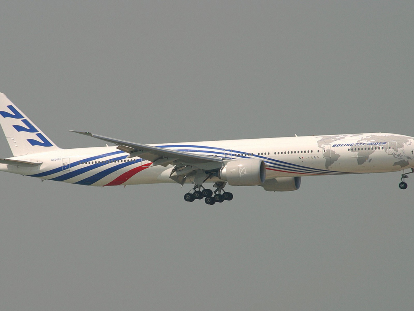 Самолет с номером 777