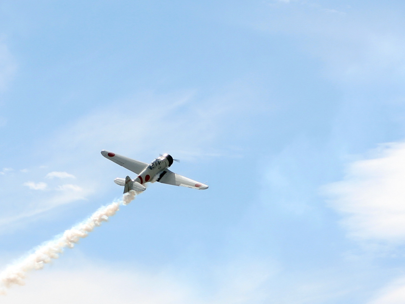 Учебный самолет в небе