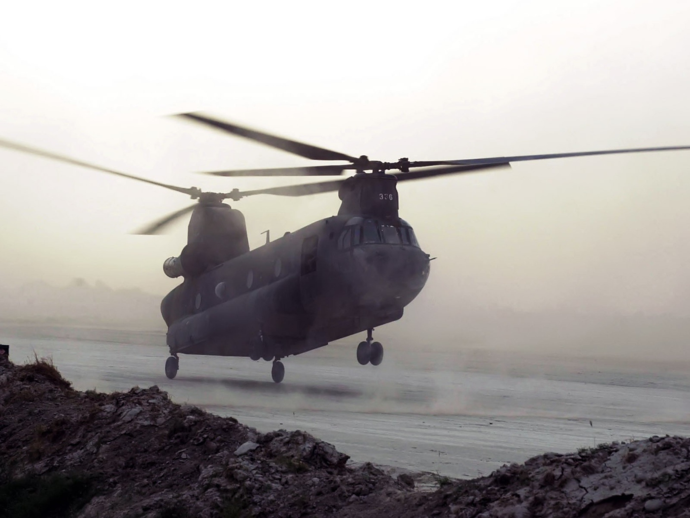 Двухвинтовой вертолет сел на площадку